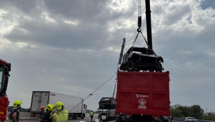 Bomberos de Zaragoza utilizan por primera vez el contenedor estanco para sofocar un incendio en vehículos híbridos