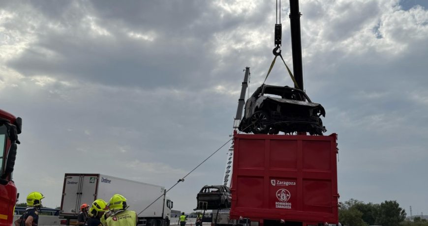 Bomberos de Zaragoza utilizan por primera vez el contenedor estanco para sofocar un incendio en vehículos híbridos