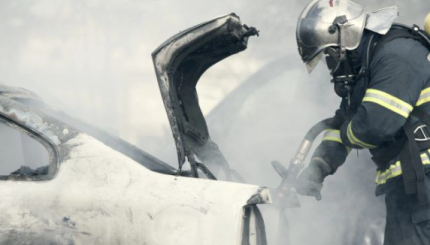 Los coches eléctricos no son más propensos a incendiarse y, si ocurre, se apagan solos