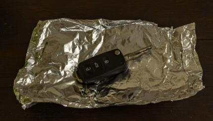 Llaves de coche y papel de aluminio: el curioso método de seguridad que triunfa en Estados Unidos