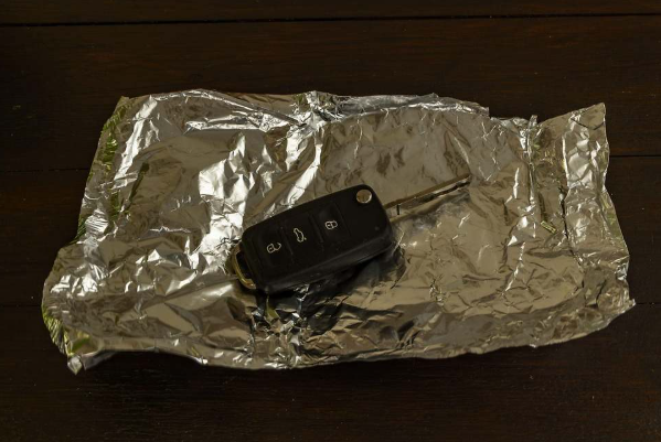 Llaves de coche y papel de aluminio: el curioso método de seguridad que triunfa en Estados Unidos