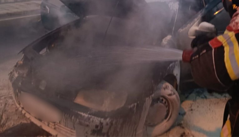 Incendio nocturno en San Bartolomé: un vehículo en llamas provoca alarma y movilización vecinal. Un suceso que revela la importancia