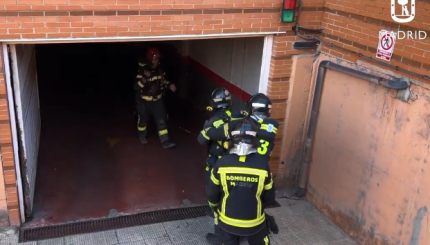 Fuerte incendio en garaje de Villaverde deja un coche y una moto totalmente calcinados