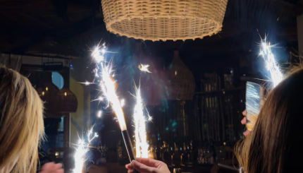 Bengalas, champán y riesgo: lo que ocurre cada noche en el paseo de La Castellana