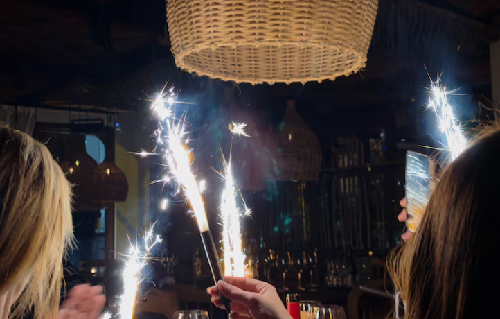 Bengalas, champán y riesgo: lo que ocurre cada noche en el paseo de La Castellana