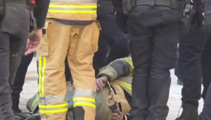 Impactante suceso en Murcia: un hombre disfrazado de bombero se prende fuego en plena plaza