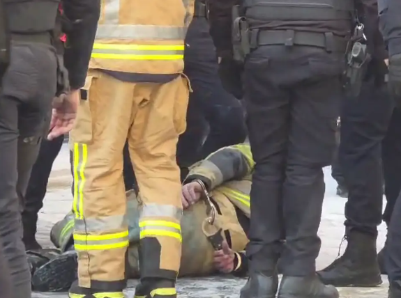 Impactante suceso en Murcia: un hombre disfrazado de bombero se prende fuego en plena plaza