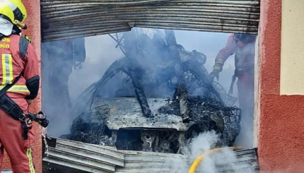 Coche arde por completo en Armunia: el fuego también daña un edificio