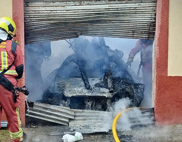 Coche arde por completo en Armunia: el fuego también daña un edificio