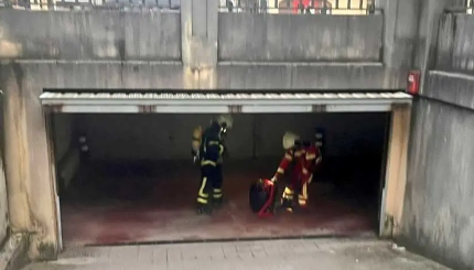 Extinguido un incendio en un garaje comunitario de Sarón sin daños personales