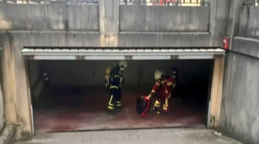 Extinguido un incendio en un garaje comunitario de Sarón sin daños personales