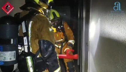 Incendio nocturno obliga al desalojo urgente de un hostal en El Altet y moviliza un amplio operativo de rescate