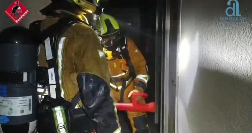 Incendio nocturno obliga al desalojo urgente de un hostal en El Altet y moviliza un amplio operativo de rescate
