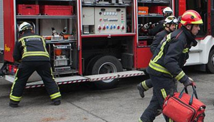 Bomberos de Córdoba rescatan a un bebé de 3 años atrapado en un coche