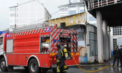 Coche se incendia en taller de Sarria y bomberos intervienen