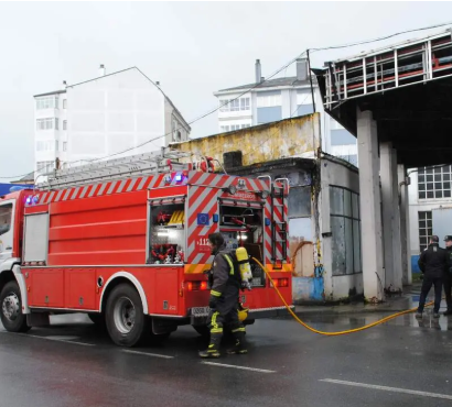 Coche se incendia en taller de Sarria y bomberos intervienen
